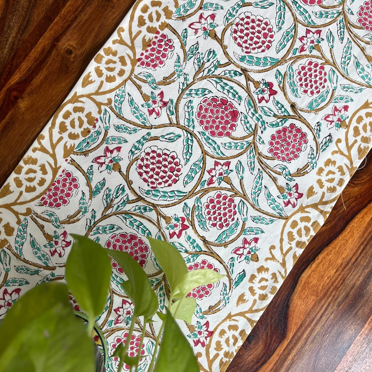Anaaar - Table Runner