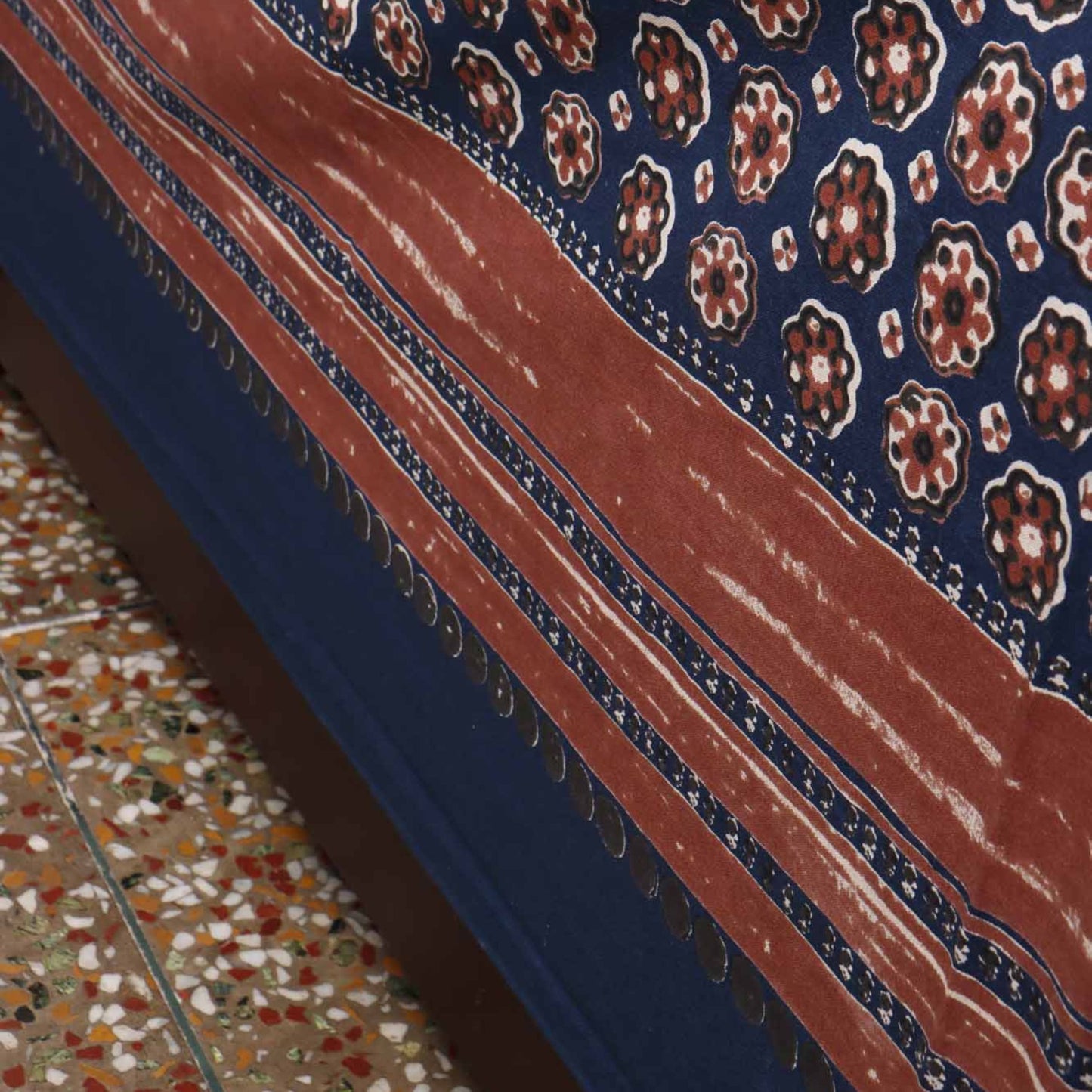 Juhi – Flat I Fitted Bedsheet (108x108 Inches)
