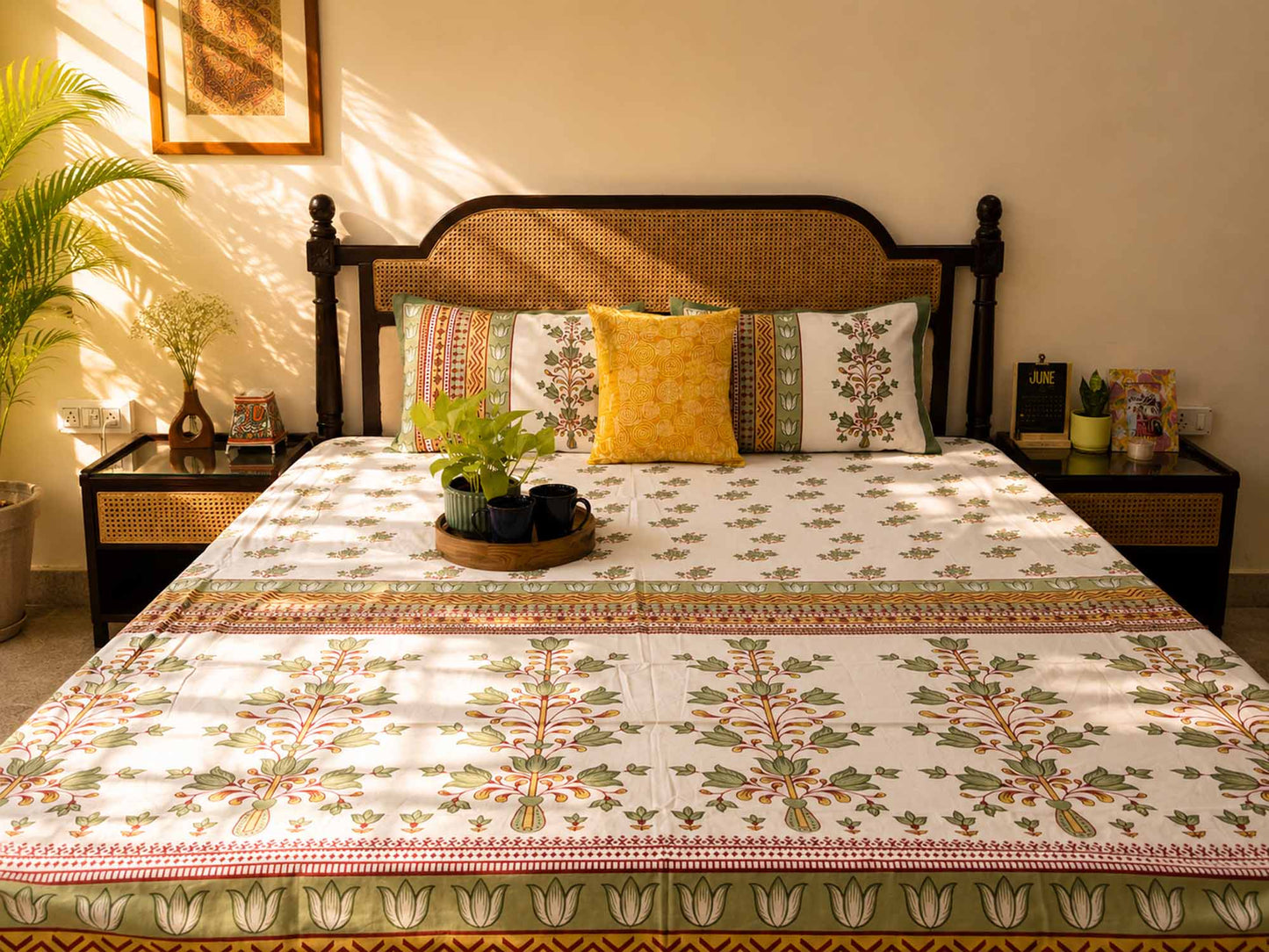 Palaash Green- White – Flat I Fitted Bedsheet (108x108 Inches)