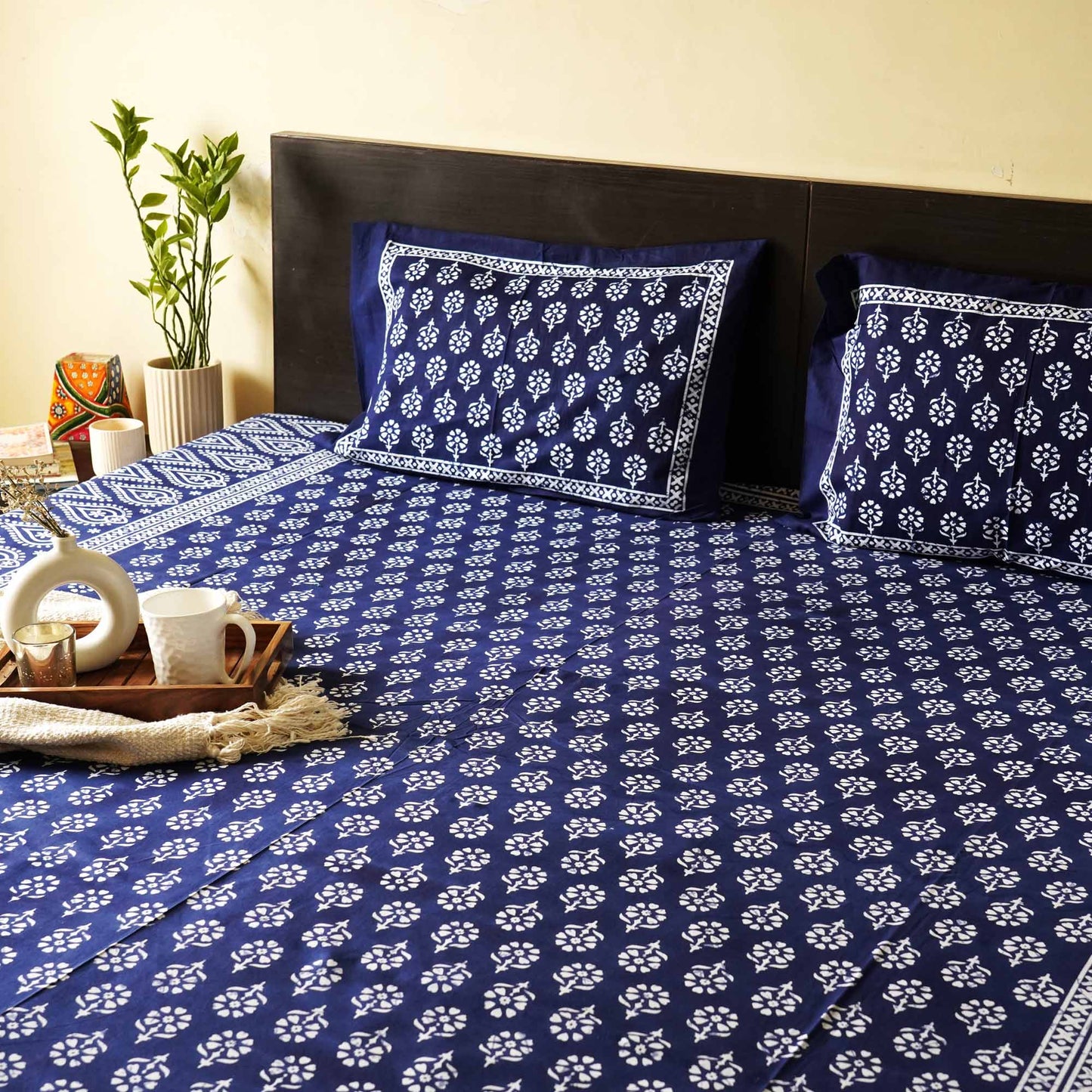 Niral – A King Size Double Bed Bedsheet (90×108)