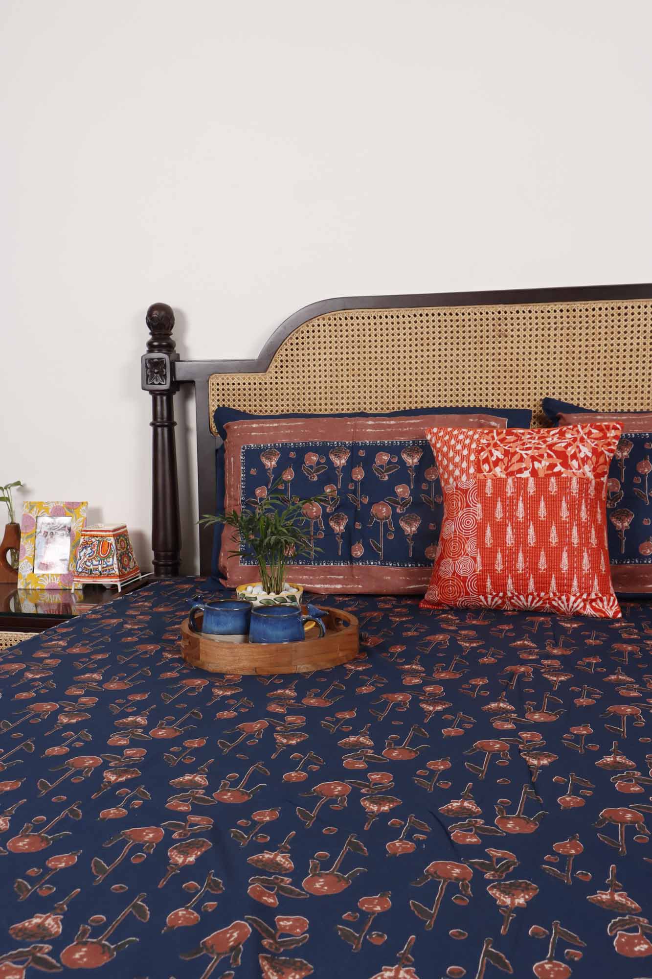 Juhi – Flat I Fitted Bedsheet (108x108 Inches)