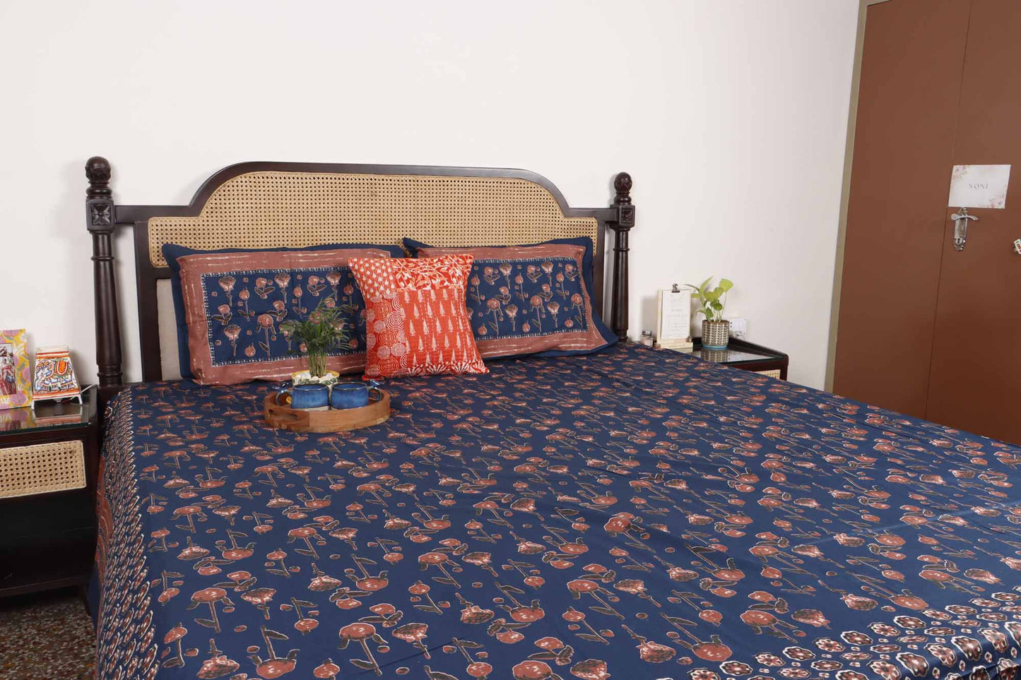 Juhi – Flat I Fitted Bedsheet (108x108 Inches)