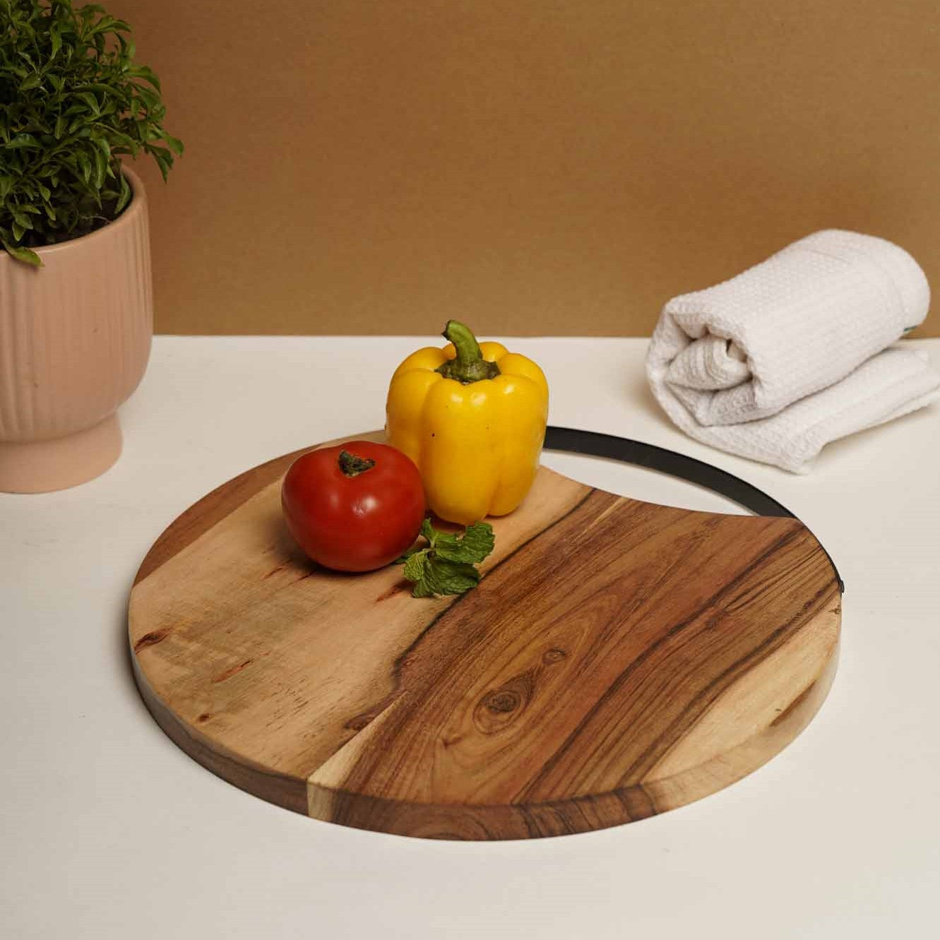 Round Cheeseboard/Chopping Board/Serving Platter with Iron Holder – Acacia Wood